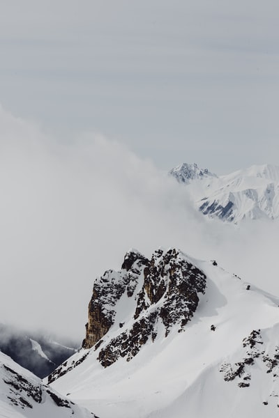 白天积雪的山脉